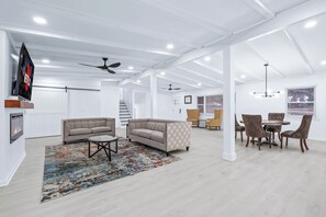 Smart TV, fireplace, video games, foosball - Spacious 5BR Retreat with Game Room near Battery, Atlanta Braves, Smyrna Village (Smyrna)