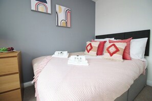 3 多间卧室、熨斗/熨衣板、上网接入、床单