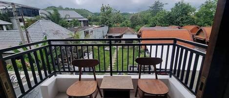 Eenvoudige tweepersoonskamer, uitzicht op de binnenplaats | Terras