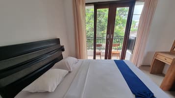 Basic Double Room, Courtyard View | Desk, free WiFi
