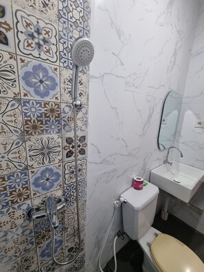 Standard Double Room | Bathroom