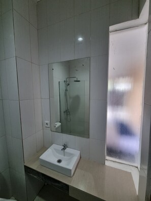 Basic Double Room, Courtyard View | Bathroom | Shower, towels, soap, shampoo - Mulia Cottage Jimbaran (Jimbaran)