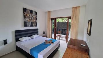 Quarto casal básico, vista para o pátio | Escrivaninha, Wi-Fi de cortesia