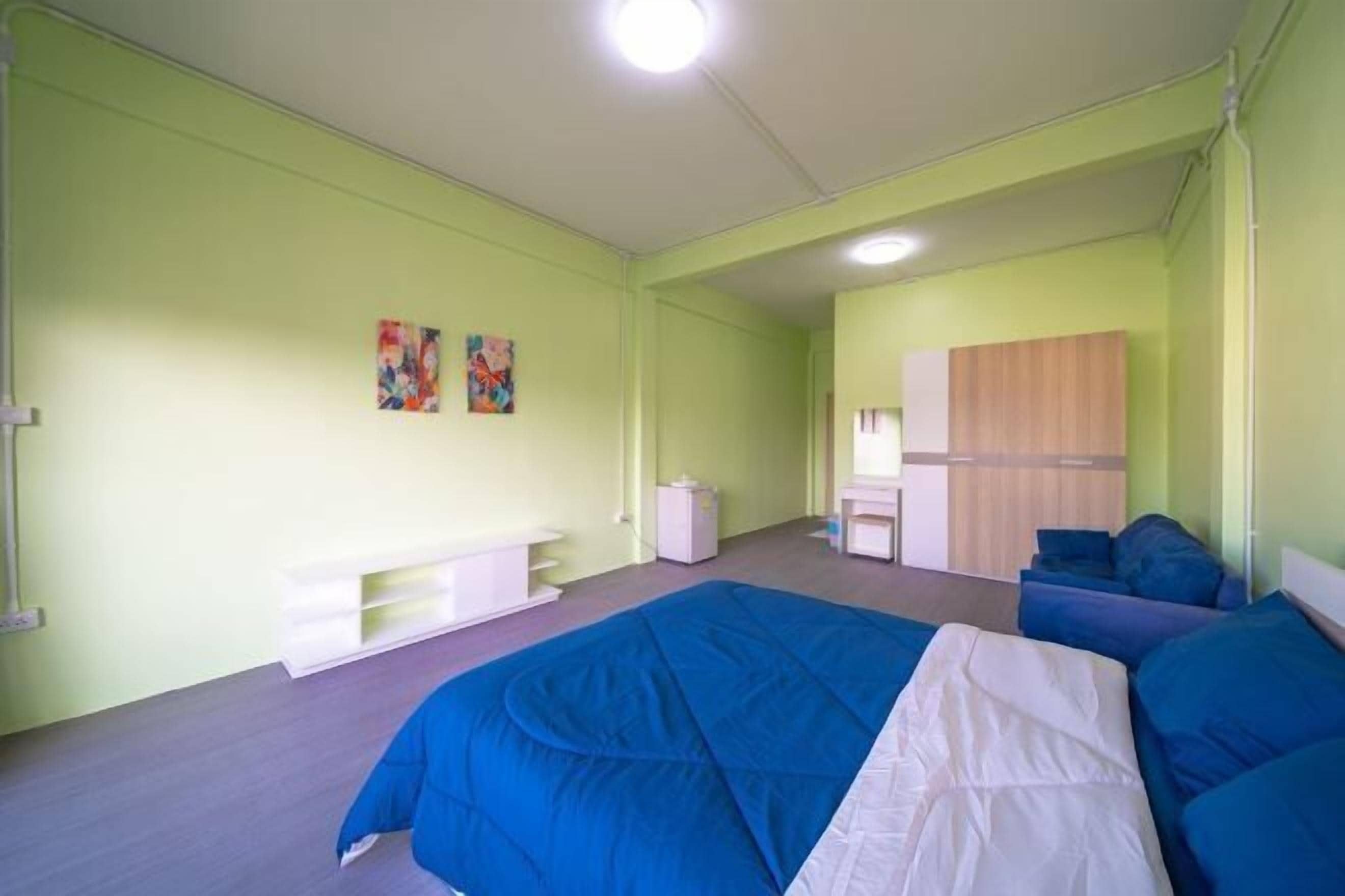 Skrivebord for bærbar PC, wi-fi (inkludert) og sengetøy