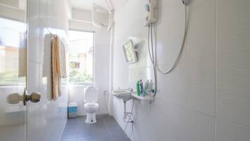 Habitación Deluxe doble, vistas a la ciudad | Baño | Ducha y cabezal de ducha tipo lluvia