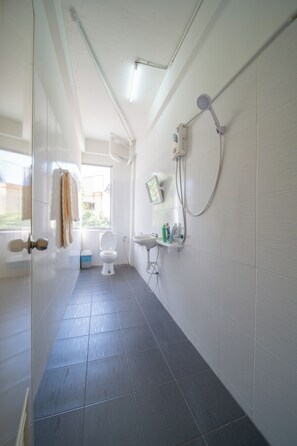 Deluxe tweepersoonskamer, uitzicht op de stad | Badkamer | Een douche, een regendouche, gratis toiletartikelen, handdoeken
