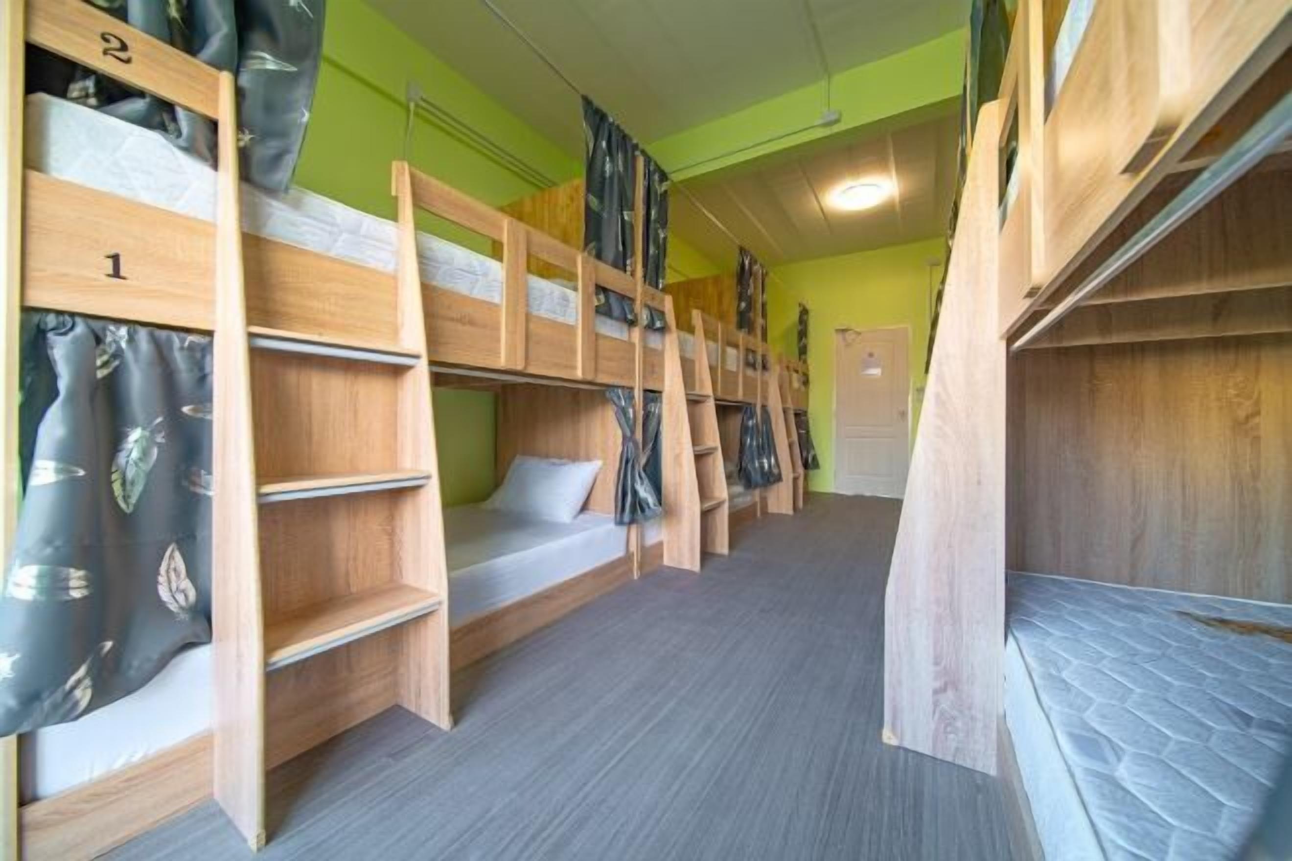 Skrivebord for bærbar PC, wi-fi (inkludert) og sengetøy