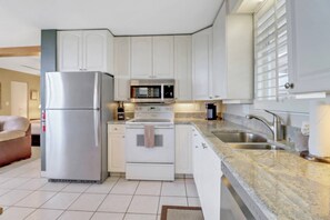 雪櫃、微波爐、焗爐、爐具