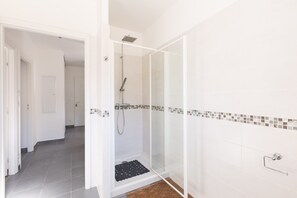 Dusche, Haartrockner, Handtücher