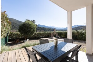 Outdoor dining - Apartment 'Cismonte' with Mountain View, Private Terrace and Wi-Fi (Morosaglia)