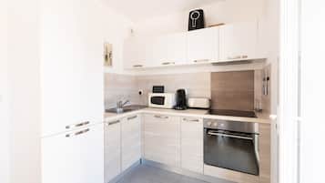 Een koelkast, een microgolfoven, een oven, een kookplaat