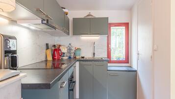 Køleskab, mikrobølgeovn, ovn, kogeplade