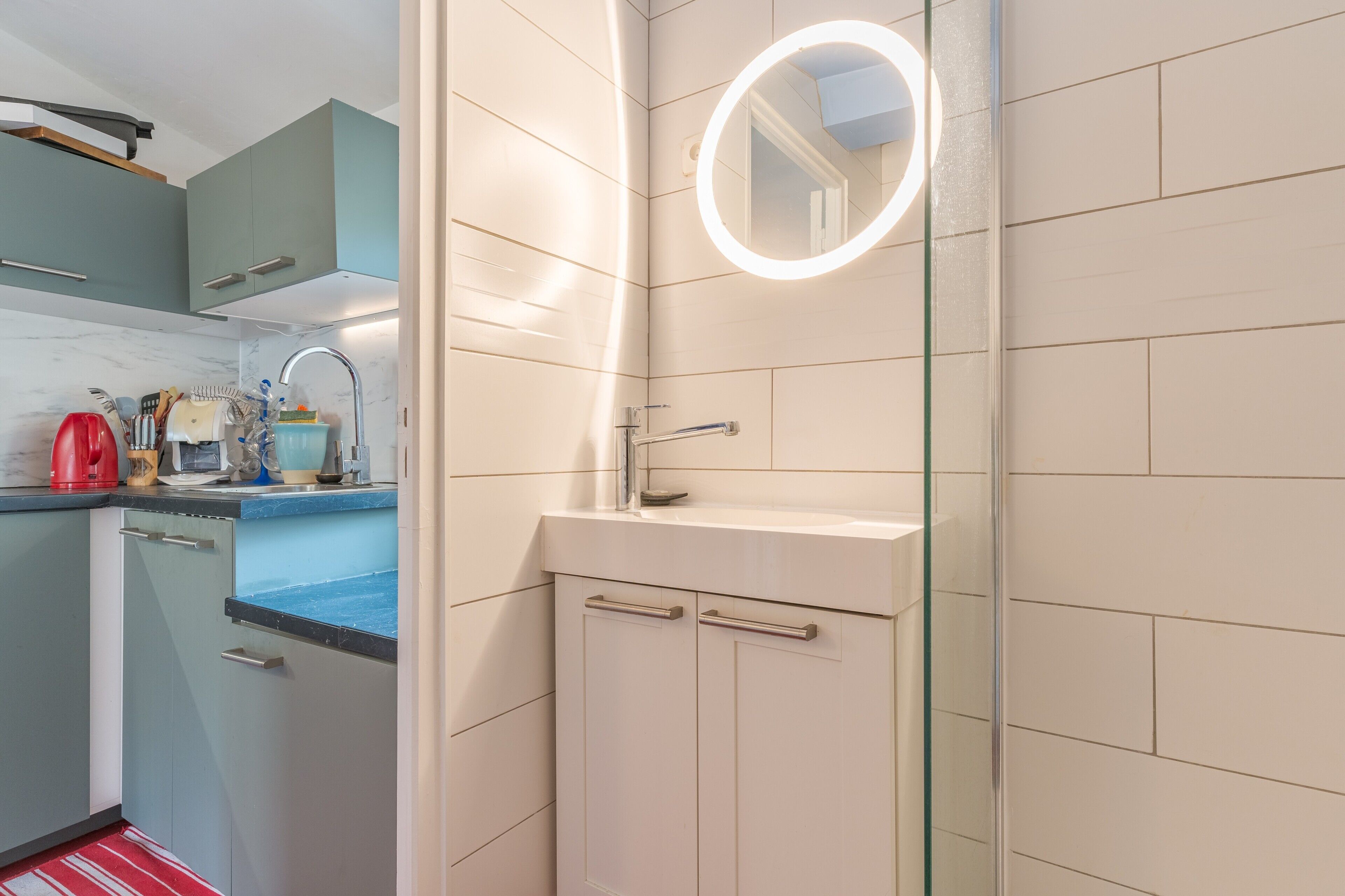 Jääkaappi, mikroaaltouuni, uuni, liesi