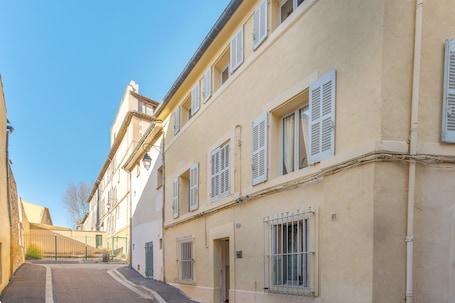 A narrow street with buildings on either side, featuring balconies and windows with shutters.. Apartment 'Finsonius Studios 2' with Shared Terrace, Shared Garden and Wi-Fi