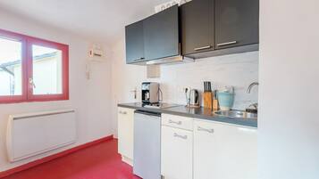 Fridge, microwave, stovetop, coffee/tea maker