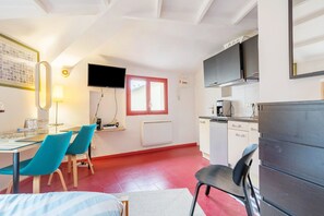 Jääkaappi, mikroaaltouuni, liesi, kahvin-/teenkeitin