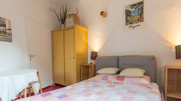 1 slaapkamer, een strijkplank/strijkijzer, gratis wifi, beddengoed