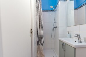 Dusj, hårføner og håndklær