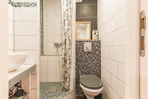 Douche, sèche-cheveux, serviettes fournies