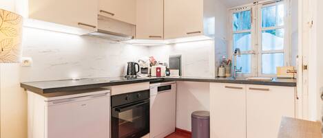 Fridge, microwave, stovetop, coffee/tea maker