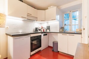 Fridge, microwave, stovetop, coffee/tea maker