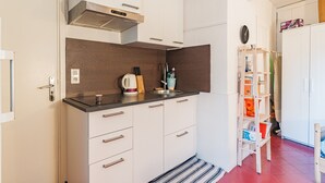 Kaffetrakter/tekoker, kjøleskap, mikrobølgeovn og kokeplater