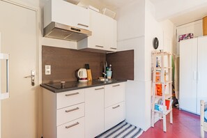 Fridge, microwave, stovetop, coffee/tea maker - Apartment 'Finsonius Studios 6' with Shared Terrace, Shared Garden and Wi-Fi (Aix-en-Provence)