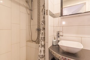 Shower, hair dryer, towels - Apartment 'Finsonius Studios 6' with Shared Terrace, Shared Garden and Wi-Fi (Aix-en-Provence)