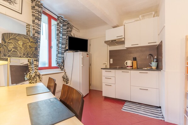 Fridge, microwave, stovetop, coffee/tea maker