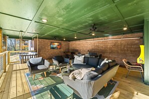Smart TV, chimenea, futbolito