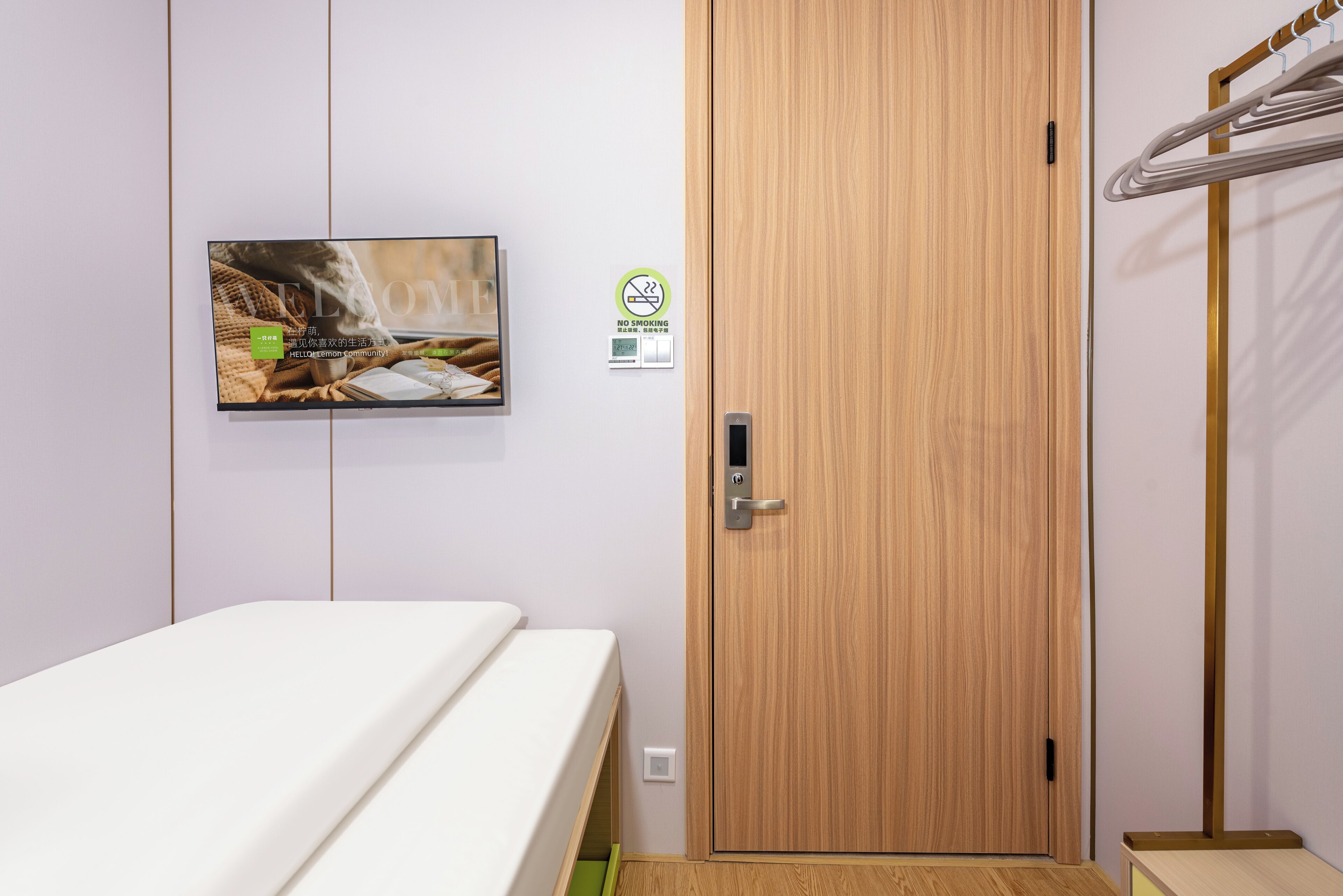 Habitación individual Confort | Espacio para trabajar con laptop y wifi gratis 