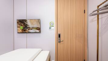 Habitación individual Confort | Espacio para trabajar con laptop y wifi gratis