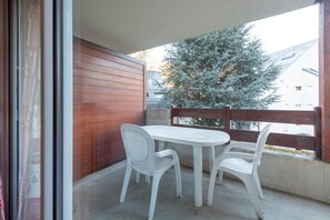 Outdoor dining - Comfortable Stay in Saint-Lary – 3 Apartment, Terrace, Heated Pool, and Direct Cable Car Access (Saint-Lary-Soulan)