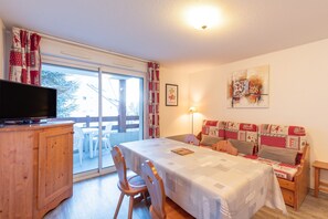 Interior - Comfortable Stay in Saint-Lary – 3 Apartment, Terrace, Heated Pool, and Direct Cable Car Access (Saint-Lary-Soulan)