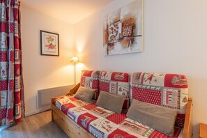 Interior - Comfortable Stay in Saint-Lary – 3 Apartment, Terrace, Heated Pool, and Direct Cable Car Access (Saint-Lary-Soulan)