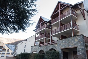 Exterior - Comfortable Stay in Saint-Lary – 3 Apartment, Terrace, Heated Pool, and Direct Cable Car Access (Saint-Lary-Soulan)