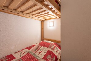 2 bedrooms, iron/ironing board - Comfortable Stay in Saint-Lary – 3 Apartment, Terrace, Heated Pool, and Direct Cable Car Access (Saint-Lary-Soulan)