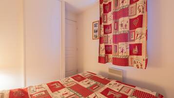 2 bedrooms, iron/ironing board