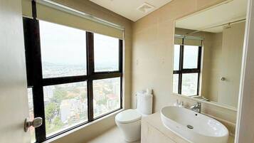 Căn hộ, 2 phòng ngủ, quang cảnh biển | Phòng tắm | Buồng tắm vòi sen, đồ dùng nhà tắm miễn phí, khăn tắm, xà phòng