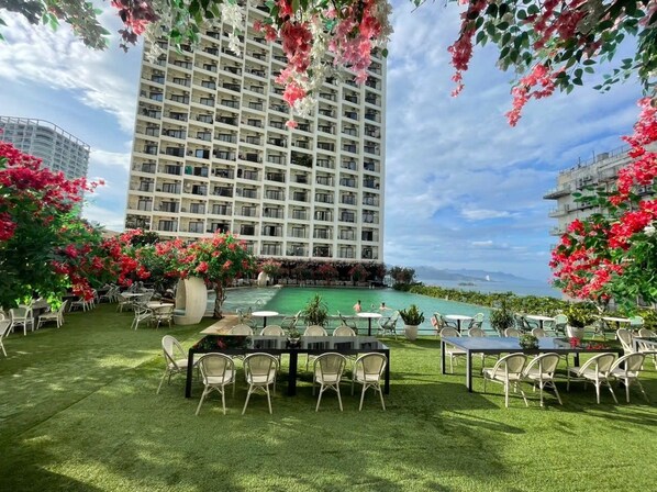 Outdoor pool - Gold Coast Centre Apartment Nha Trang (Nha Trang)