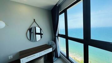 Departamento, 3 habitaciones, vista al océano | 2 habitaciones, escritorio y espacio para trabajar con laptop