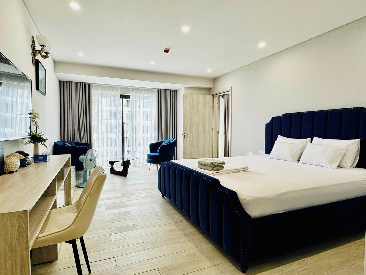 Family Studio | Meja, ruang kerja komputer riba, Wi-fi percuma 