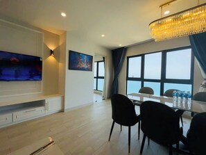 Apartamento, 3 habitaciones, vistas al mar | Escritorio, espacio para trabajar con un portátil, wifi gratis