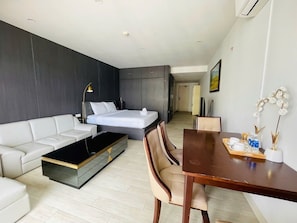 Studio, vue partielle sur l'océan | Draps en coton égyptien, literie de qualité, décor unique