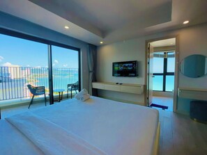 Departamento, 2 habitaciones, vista al océano | Baño | Regadera, amenidades de baño gratuitas, toallas, jabón