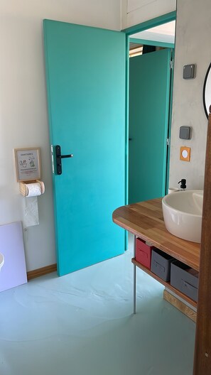 Hårføner, håndklær og toalettpapir