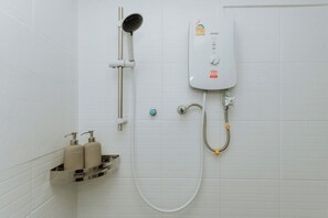 Chuveiro, secador de cabelo, toalhas de banho, sabonete