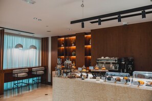 Desayuno continental (AED 60 por persona)