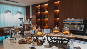 Se ofrece un desayuno continental (60 AED por persona)