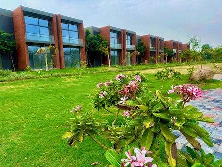 Parco della struttura. 1-bedroom apartment in fabulous Vadodara with fitness room with all amenities.
